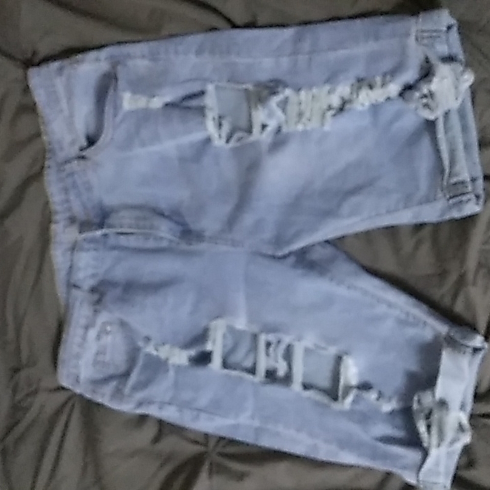 High waist ripped Bermuda shorts